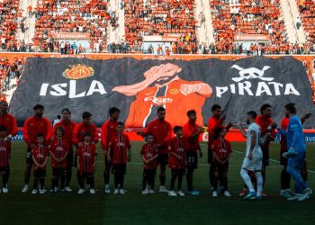 Koreografi speciale, tifozët e Mallorcas nderojnë Muriqin: Ishulli i Piratit