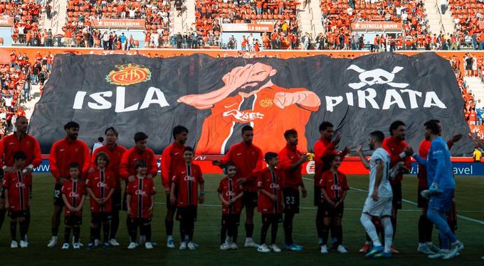 Koreografi speciale, tifozët e Mallorcas nderojnë Muriqin: Ishulli i Piratit