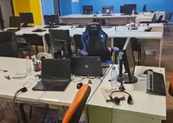 Goditen 3 Call Center në Tiranë/ Arrestohen disa persona, sekuestrohen shuma të mëdha parash