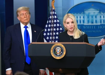 Presidenti Trump shkarkon Prokuroren e Përgjithshme Pam Bondi pas polemikave mbi dosjet Epstein
