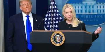 Presidenti Trump shkarkon Prokuroren e Përgjithshme Pam Bondi pas polemikave mbi dosjet Epstein