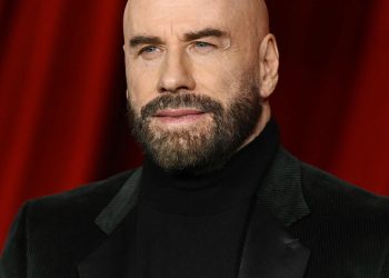 John Travolta niset drejt Kanës si regjisor me “Propeller One-Way Night Coach”