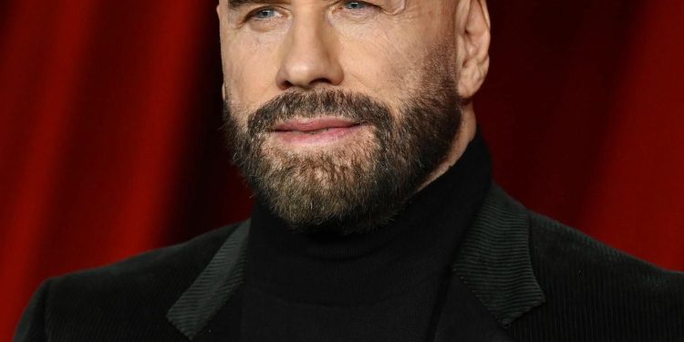 John Travolta niset drejt Kanës si regjisor me “Propeller One-Way Night Coach”