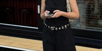 Jona Spahiu ironizon shikueshmërinë e fotos së Mateos dhe Brikenës: A po jetojmë në simulim?