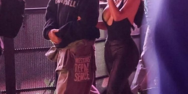 Me maska për t’u fshehur, por Kim dhe Hamilton bien sërish në sy në këtë vend!