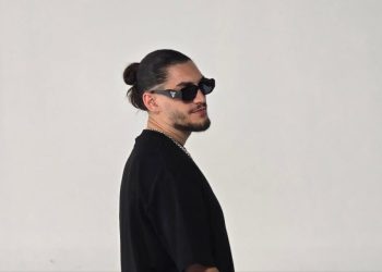 Adioni në një lidhje me këtë këngëtare të njohur?