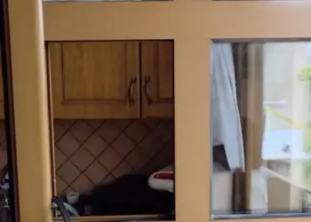 E pazakontë/ Tentoi të grabiste banesën 3 katëshe, por trupi i ngeci në dritare, humb jetën i riu