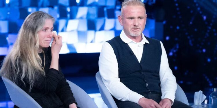 “Lava trupin e saj të pajetë”, rrëqethin prindërit e shqiptares në Itali: E veshëm me fustan princeshe, nuk jetojmë, vetëm mbijetojmë