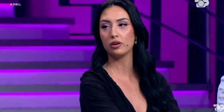 Ndahen Ina dhe Keijsi, Stelina reagon për herë të parë