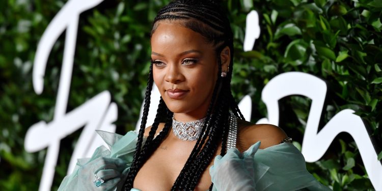 Historia prekëse e mësueses që i bleu këpucë Rihanna-s dhe gjesti i saj vite më vonë…