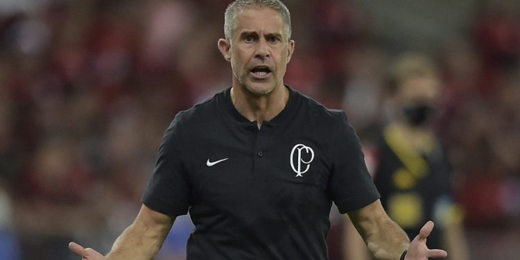 FOTO/ “Divorci” me FSHF duket i pashmangshëm, Sylvinho bën gati “valixhet”, i del emri në Brazil