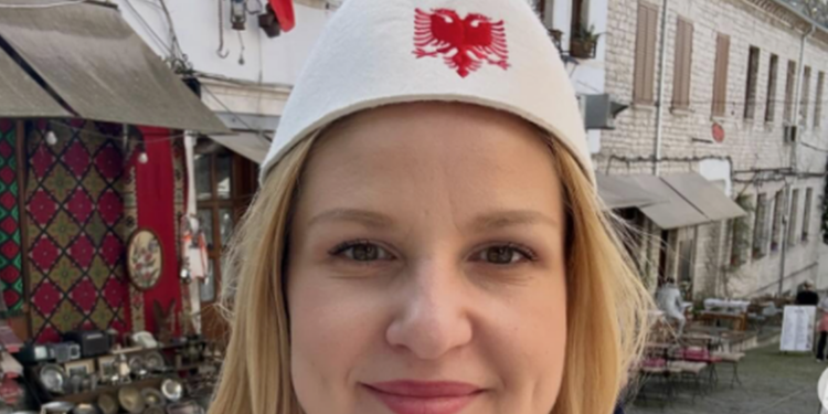 Eurodeputetja Arba Kokalari uron Pashkët nga Gjirokastra