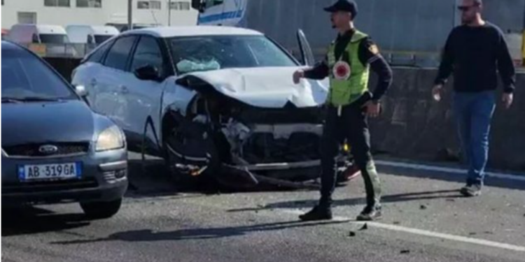 Makina përplaset me traktorin, plagosen tre persona