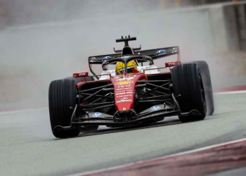 Ferrari në aksion: Luis xhiron në shi, Leclerc në simulator