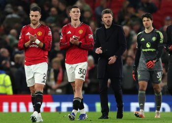 Leeds befason Man.United, i trondit në “Old Trafford”, Carrick kapet me arbitrin (VIDEO)