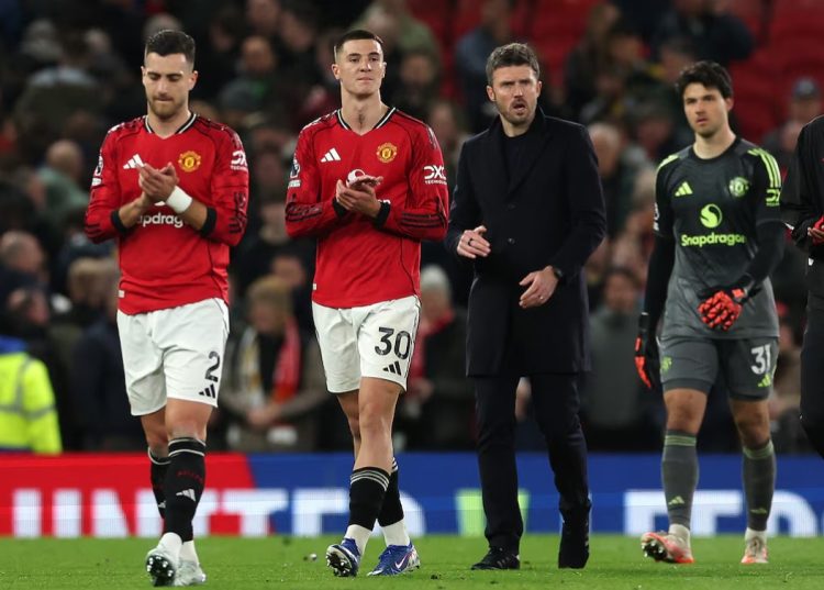 Leeds befason Man.United, i trondit në “Old Trafford”, Carrick kapet me arbitrin (VIDEO)