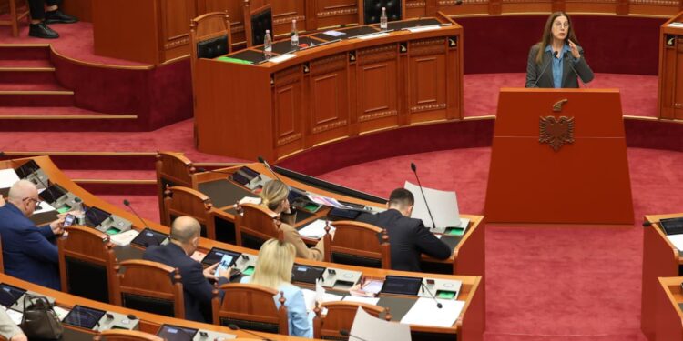 Kumbaro: Provimi i shtetit detyrim që prej vitit 2012, asnjë mësues nuk po hiqet nga puna