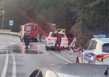 Aksident i frikshëm në Llogara, barriera metalike futet brenda makinës