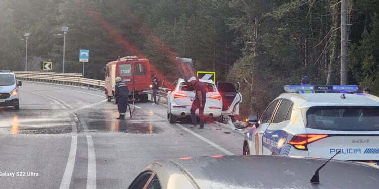 Aksident i frikshëm në Llogara, barriera metalike futet brenda makinës