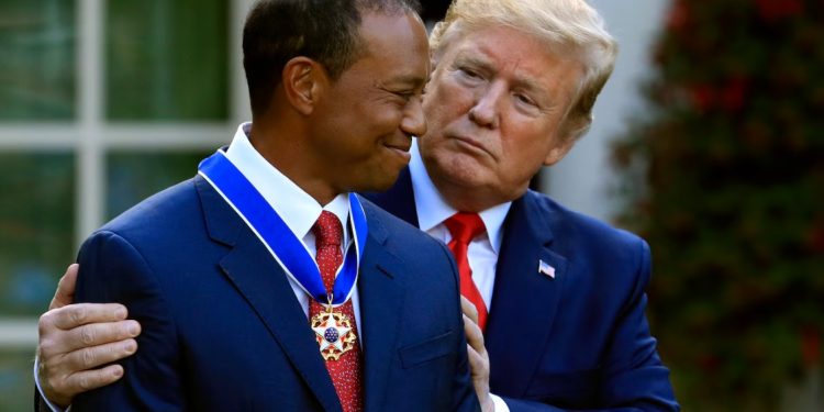 “Po flisja me Trump”, pamjet e arrestimit të Tiger Woods bëhen virale (VIDEO)