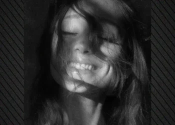 Po e prisnit? Ariana Grande njofton publikimin e albumit të saj të tetë