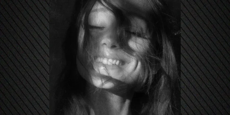 Po e prisnit? Ariana Grande njofton publikimin e albumit të saj të tetë