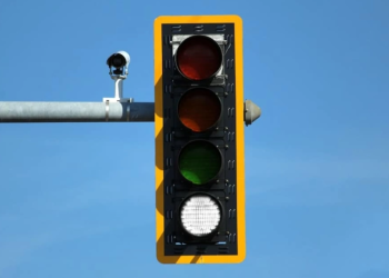 “Ngjyra e katërt” po vjen në semaforët në rrugët e Evropës, si po e ndryshon e bardha trafikun