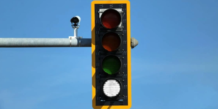 “Ngjyra e katërt” po vjen në semaforët në rrugët e Evropës, si po e ndryshon e bardha trafikun