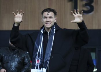 Asllani e bën “sefte” në Turqi, Grishpi e Uzuni dhurojnë asiste