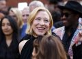 Cate Blanchett mahnit me elegancë në Lanvin në Çmimet Olivier, por gjesti ndaj një kalimtari ndez rrjetin