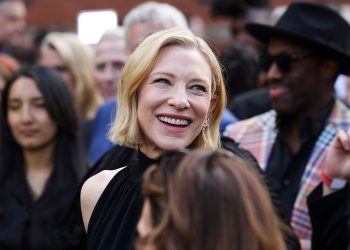 Cate Blanchett mahnit me elegancë në Lanvin në Çmimet Olivier, por gjesti ndaj një kalimtari ndez rrjetin