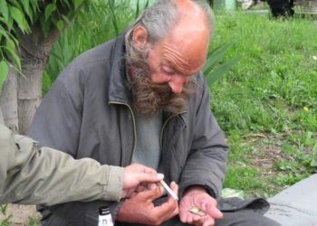 Tifozi zviceran i Bazelit udhëtoi për të parë ekipin e tij në Milano dhe përfundoi i pastrehë për 11 vite, historia e trishtë e Rolf Buddle