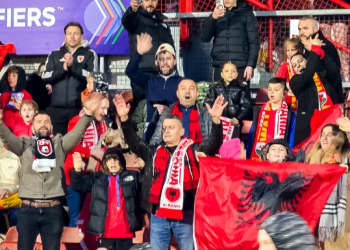 Reportazh/ Fëmijët shqiptarë që rriten mes dy botëve. Federata afron diasporën me ngjyrat kuqezi