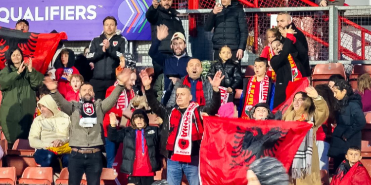 Reportazh/ Fëmijët shqiptarë që rriten mes dy botëve. Federata afron diasporën me ngjyrat kuqezi