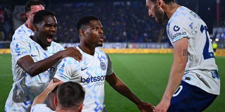 Spektakël i Inter, thyen Como me përmbysje dhe rezervon titullin, Chivu ironizon Allegri e Conte: Po afrohemi me zonën Champions (VIDEO)