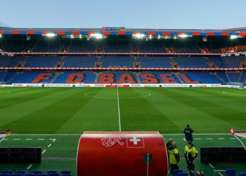 Frikë te Baseli, dhomat e zhveshjes në flakë, shtyhet ndeshja