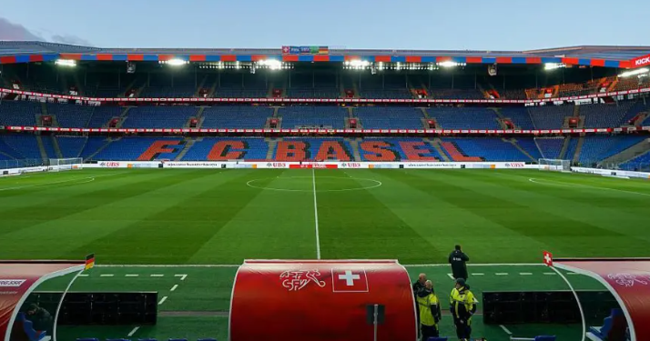 Frikë te Baseli, dhomat e zhveshjes në flakë, shtyhet ndeshja