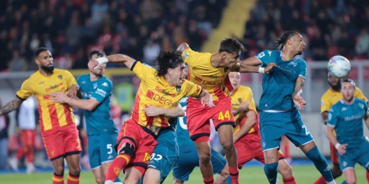 Lecce i “rrëmben” 1 pikë Fiores, shkëlqen Ylber Ramadani