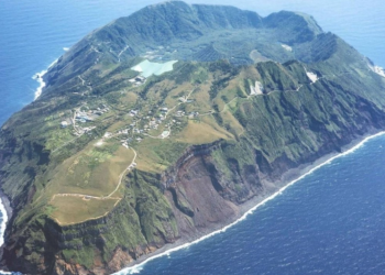 Ky është ishulli më i çmendur në botë! 170 njerëz jetojnë brenda një vullkani