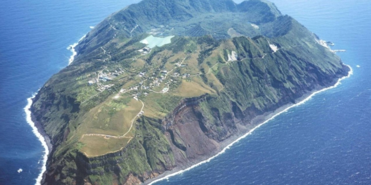 Ky është ishulli më i çmendur në botë! 170 njerëz jetojnë brenda një vullkani