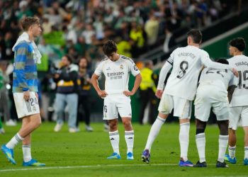 Frenon Real Madrid, i ndal edhe Betis, titulli në La Liga çështje kohe, Arbeloa kapet me arbitrin (VIDEO)