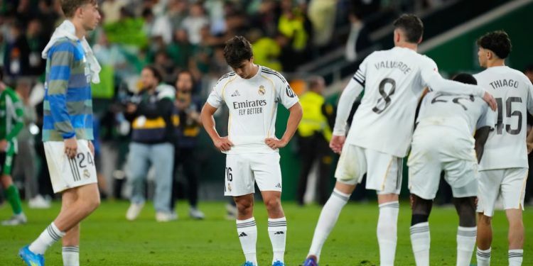 Frenon Real Madrid, i ndal edhe Betis, titulli në La Liga çështje kohe, Arbeloa kapet me arbitrin (VIDEO)