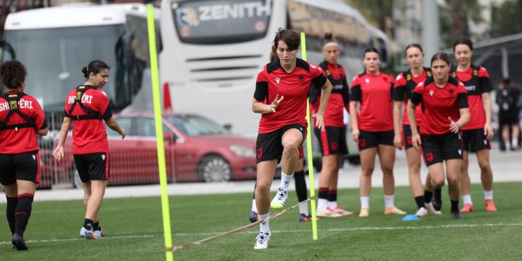 Botërori 2027 për vajza/ Kombëtarja rinis përgatitjet për ndeshjen e radhës ndaj Uellsit, Gresa Berisha i bashkohet ekipit