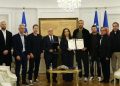 Vjosa Osmani dekoron Kombëtaren e Kosovës, i duartroket edhe Albin Kurti: Ishim afër madhështisë