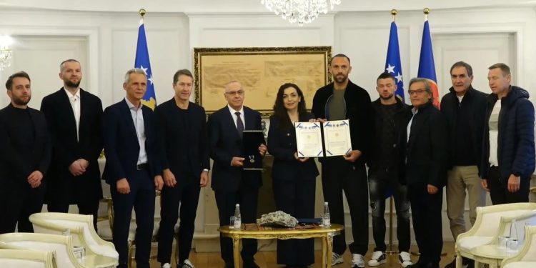 Vjosa Osmani dekoron Kombëtaren e Kosovës, i duartroket edhe Albin Kurti: Ishim afër madhështisë