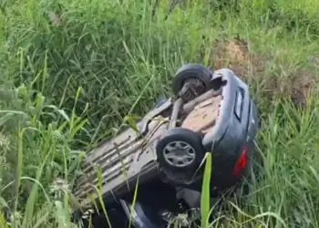 Aksident, makina përfundon në kanal, nuk gjendet asnjë person në vendngjarje