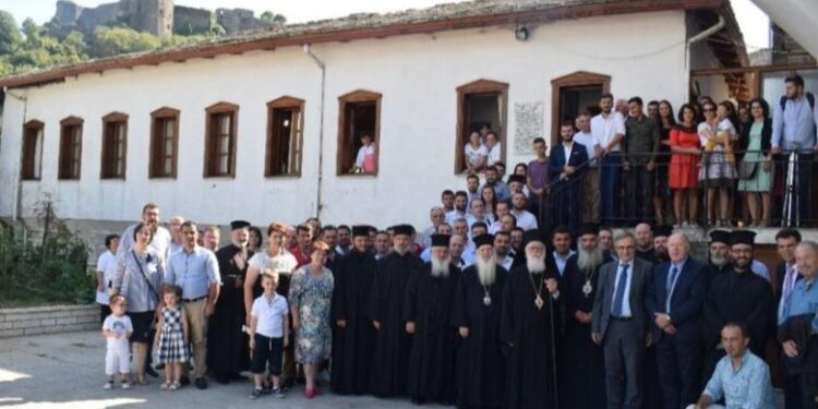 Qeveria mbyll shkollën “Kryqi i Nderuar” në Gjirokastër