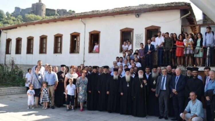 Qeveria mbyll shkollën “Kryqi i Nderuar” në Gjirokastër