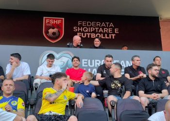 FOTO-VIDEO/ I ftuar special në tribunë, trajneri i ri i kombëtares shfaqet në “Air Albania”