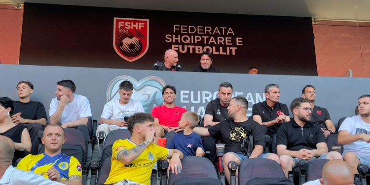 FOTO-VIDEO/ I ftuar special në tribunë, trajneri i ri i kombëtares shfaqet në “Air Albania”